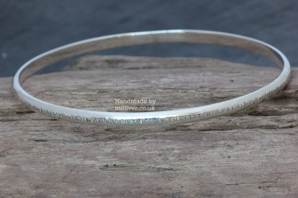 Traditional bangle line hammered 1wm Traditional D-shape bangle - Line hammered