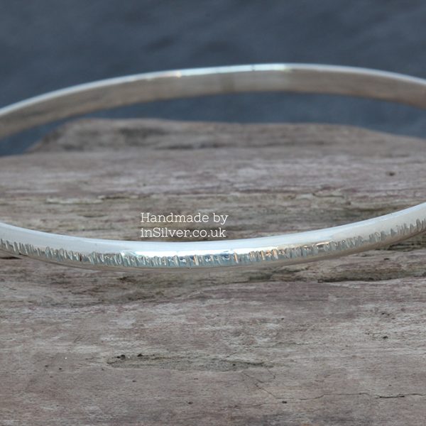 Traditional D-shape bangle - Line hammered