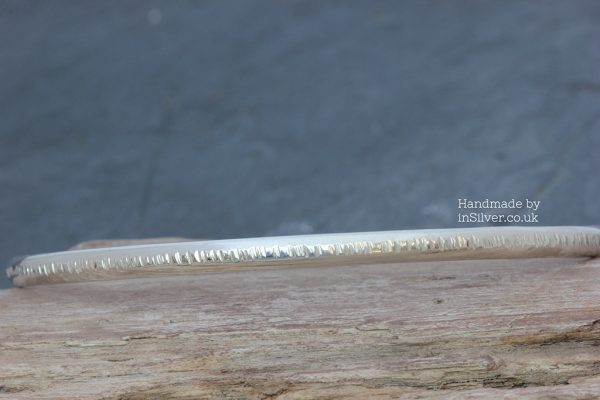 Traditional bangle line hammered profile 1wm Traditional D-shape bangle - Line hammered