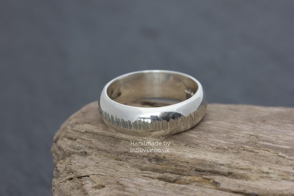 Chunky D-shaped ring - Line Hammered