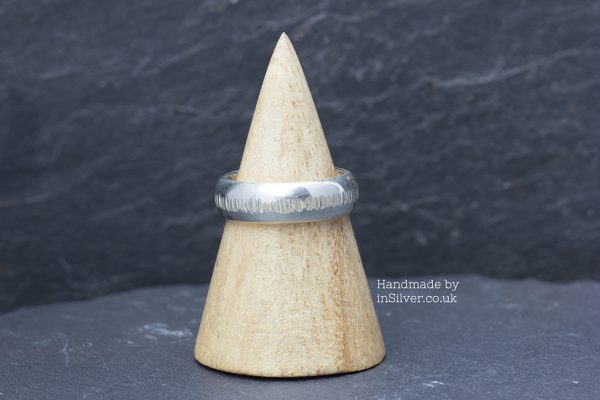 Chunky D-shaped ring - Line Hammered
