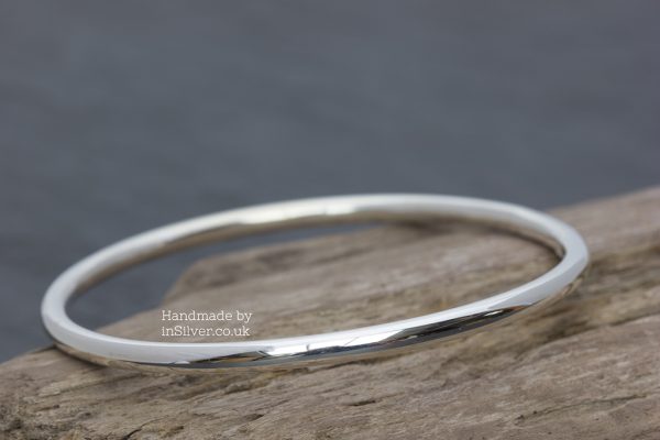 Fully rounded silver bangle