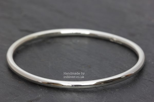 Fully rounded silver bangle