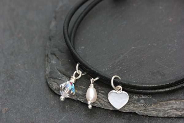 Black heart friend detail 1024 wm Friendship bracelet: Black Heart