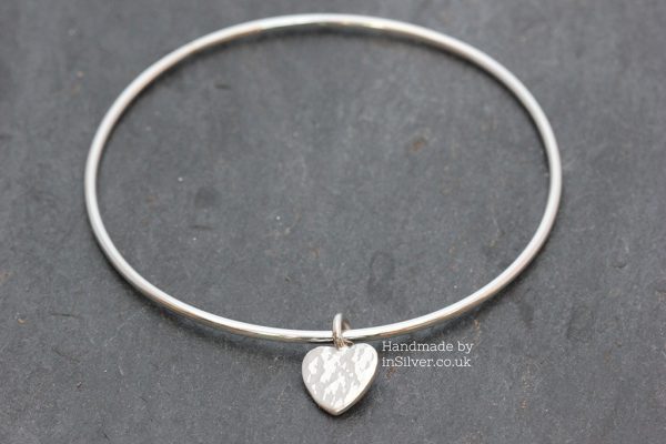 Heart charm bangle - Glitter Hammered