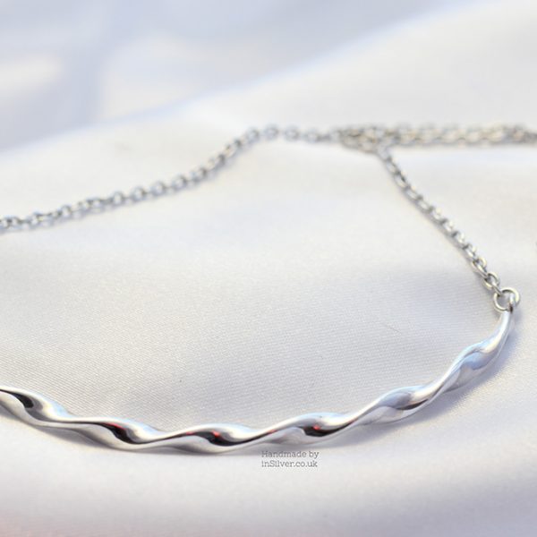 Ribbon Twist Chain Necklace