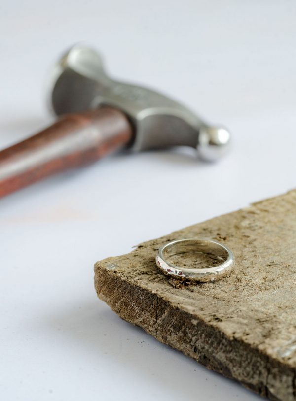 Traditional d-shape ring, glitter hammered workshop