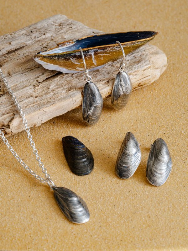 Mussel shell drop earrings
