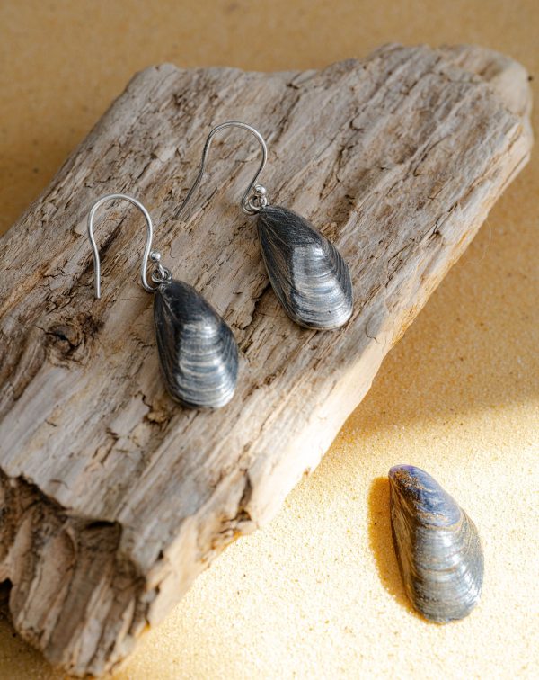 Mussel shell drop earrings